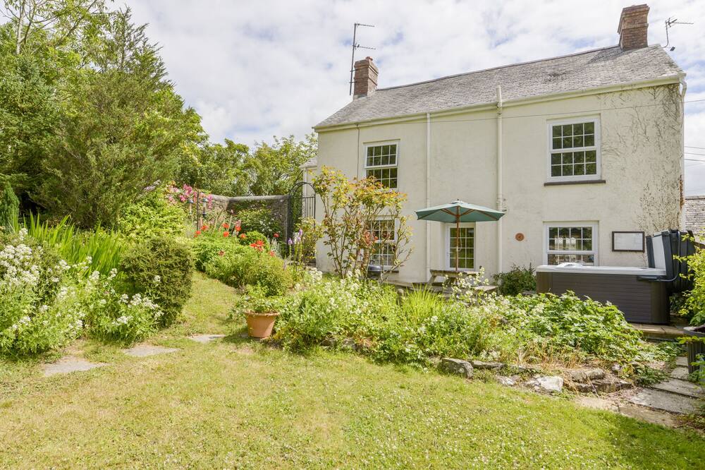 GARDEN COTTAGE, family friendly, with pool in Bideford