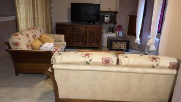 Fernseher, DVD-Player, Bücher, Stereoanlage