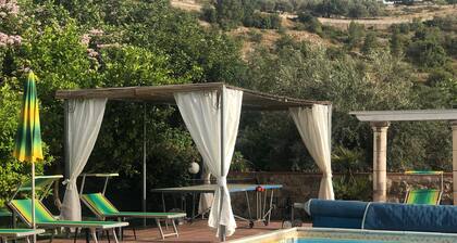 Villa familiar, piscina privada climatizada, cancha de tenis, 20 min. desde la playa.