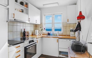 Fridge, stovetop, dishwasher, coffee/tea maker - 1 bedroom lovely home in Allinge (Allinge)