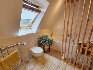 Badewanne, Haartrockner, Handtücher, Seife