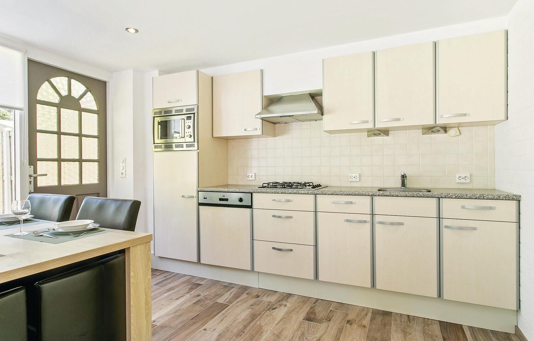 Een koelkast, een kookplaat, een vaatwasser