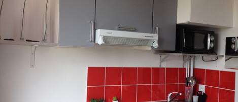 Microonde, piano cottura, macchina per tè/caffè