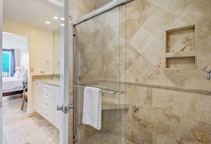 Combined shower/bathtub, hair dryer, towels