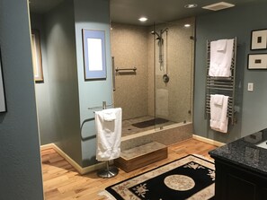 Douche, sèche-cheveux, serviettes fournies, savon