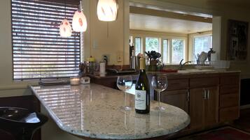 Réfrigérateur, micro-ondes, cafetière/bouilloire, grille-pain