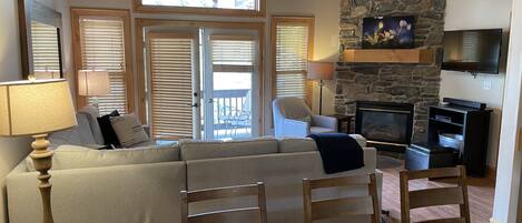 Televisor, llar de foc i reproductor de DVD