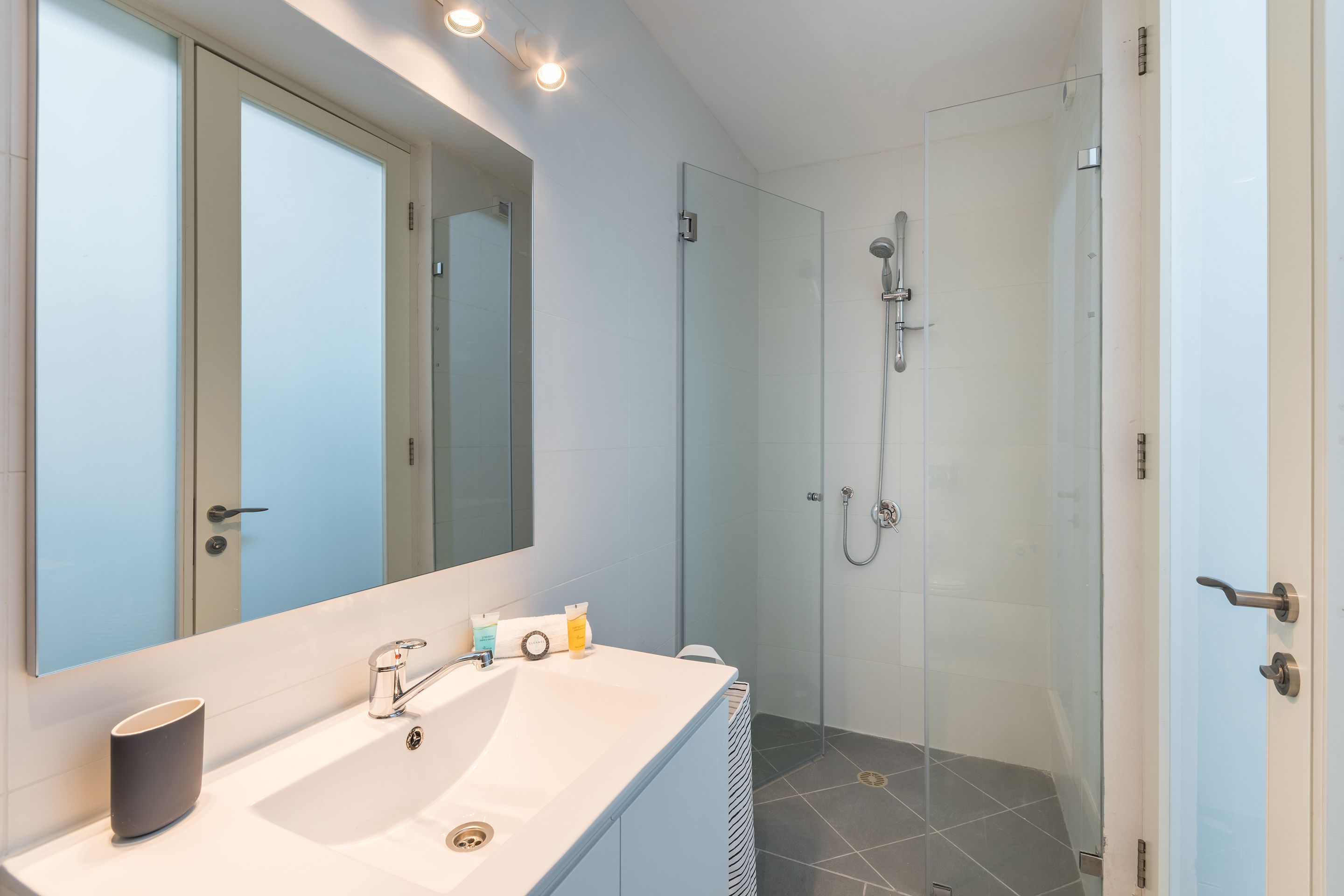House | Bathroom | Separate bathtub and shower, free toiletries, hair dryer, towels