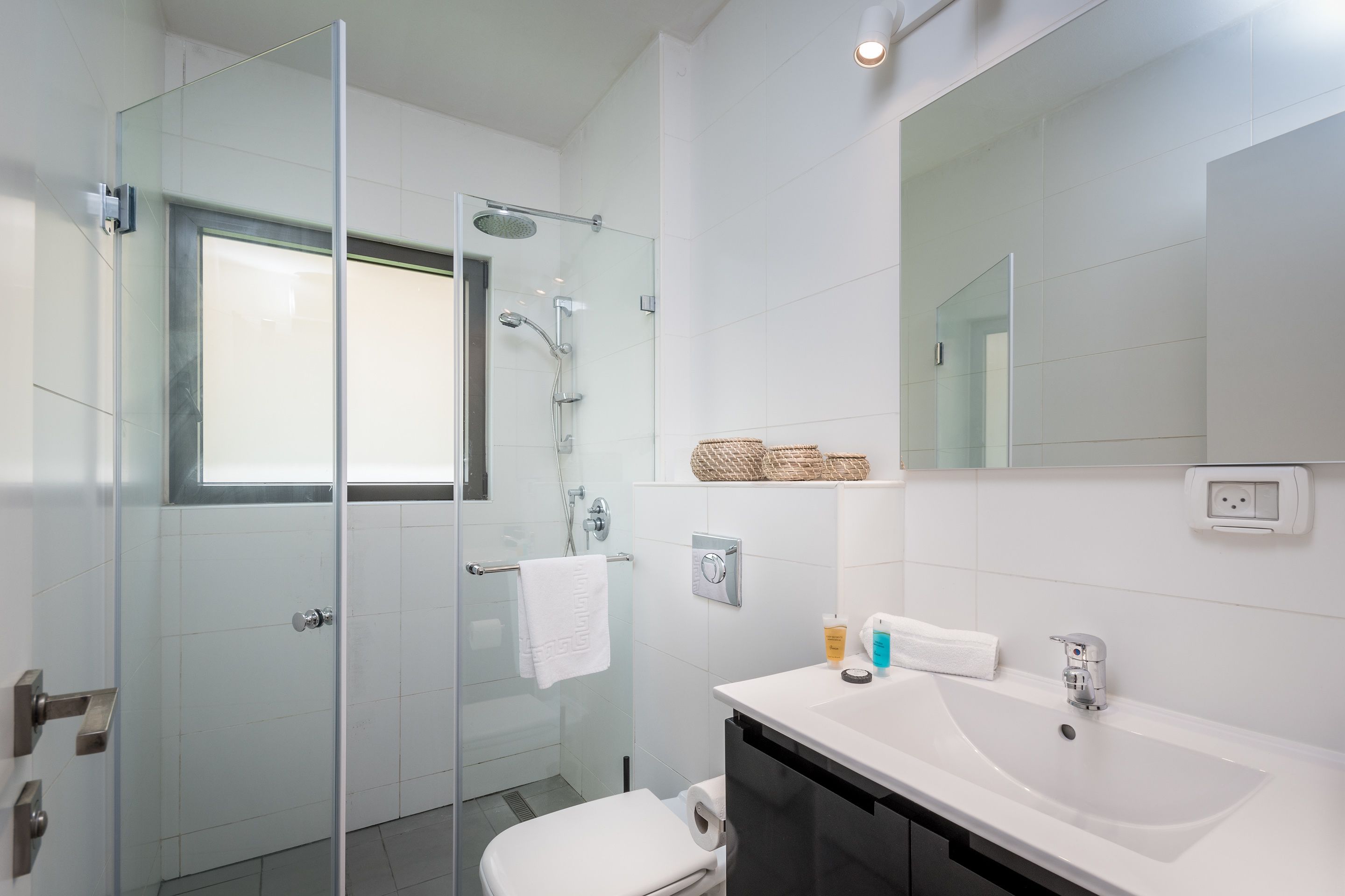 Nhà | Phòng tắm | Bồn tắm và buồng tắm vòi sen riêng, đồ dùng nhà tắm miễn phí 