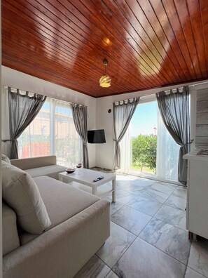 Portakal Family Apart | Hypo-allergenic bedding, blackout curtains, soundproofing, free WiFi - Satsuma Butik Otel (Seferihisar)