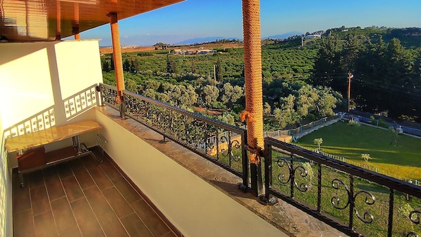 A balcony with a view of a green landscape and a clear sky. - Satsuma Butik Otel (Seferihisar)