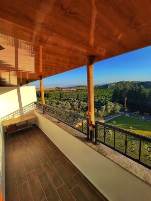 A balcony with a view of a green landscape and a clear sky. - Satsuma Butik Otel (Seferihisar)