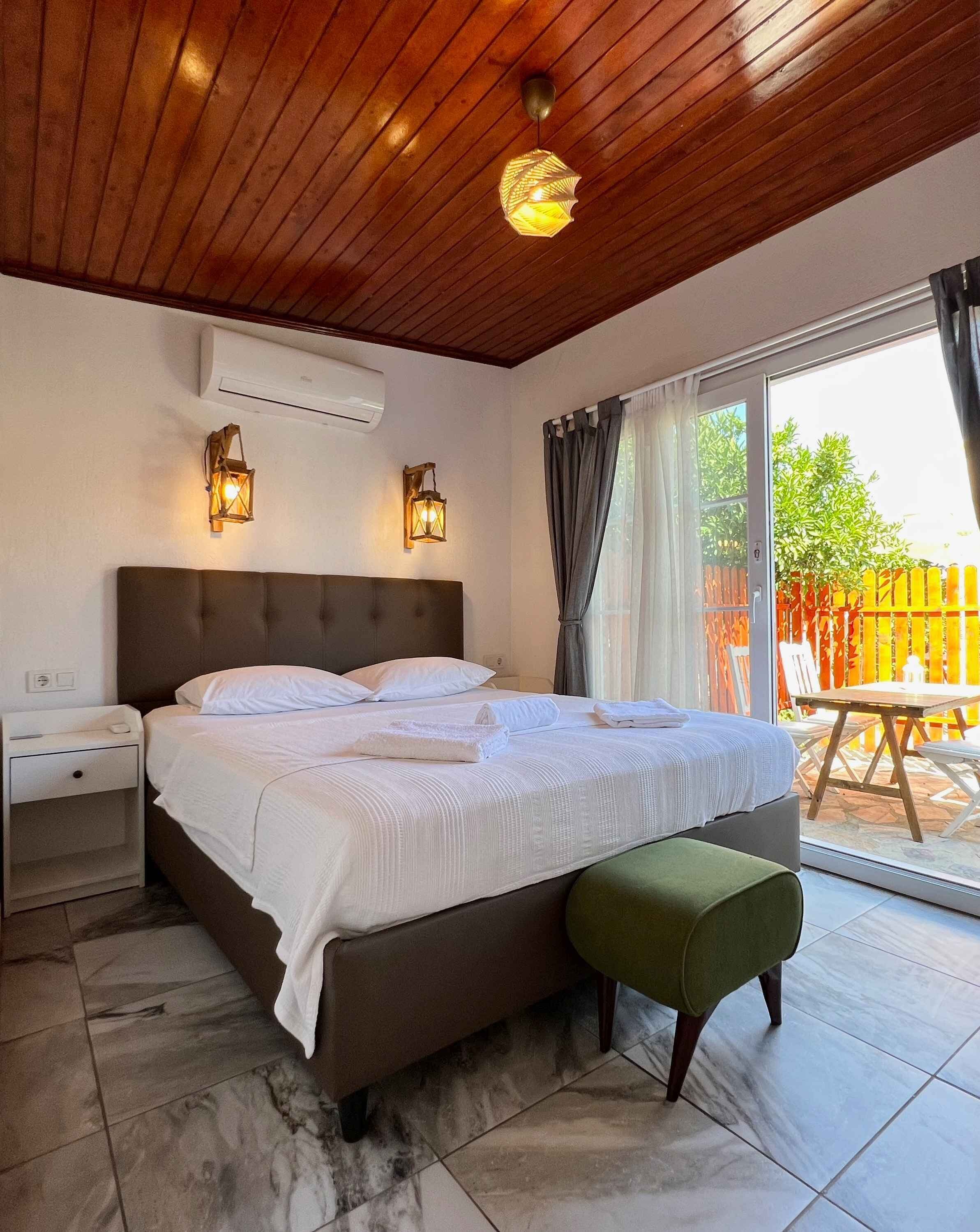 Literie hypoallergénique, rideaux occultants, chambres insonorisées