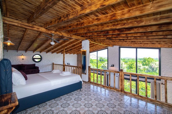 Luxury Suite | Hypo-allergenic bedding, blackout drapes, soundproofing, free WiFi