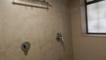 Rom – executive | Bad | Dusj, toalettartikler (inkludert) og håndklær