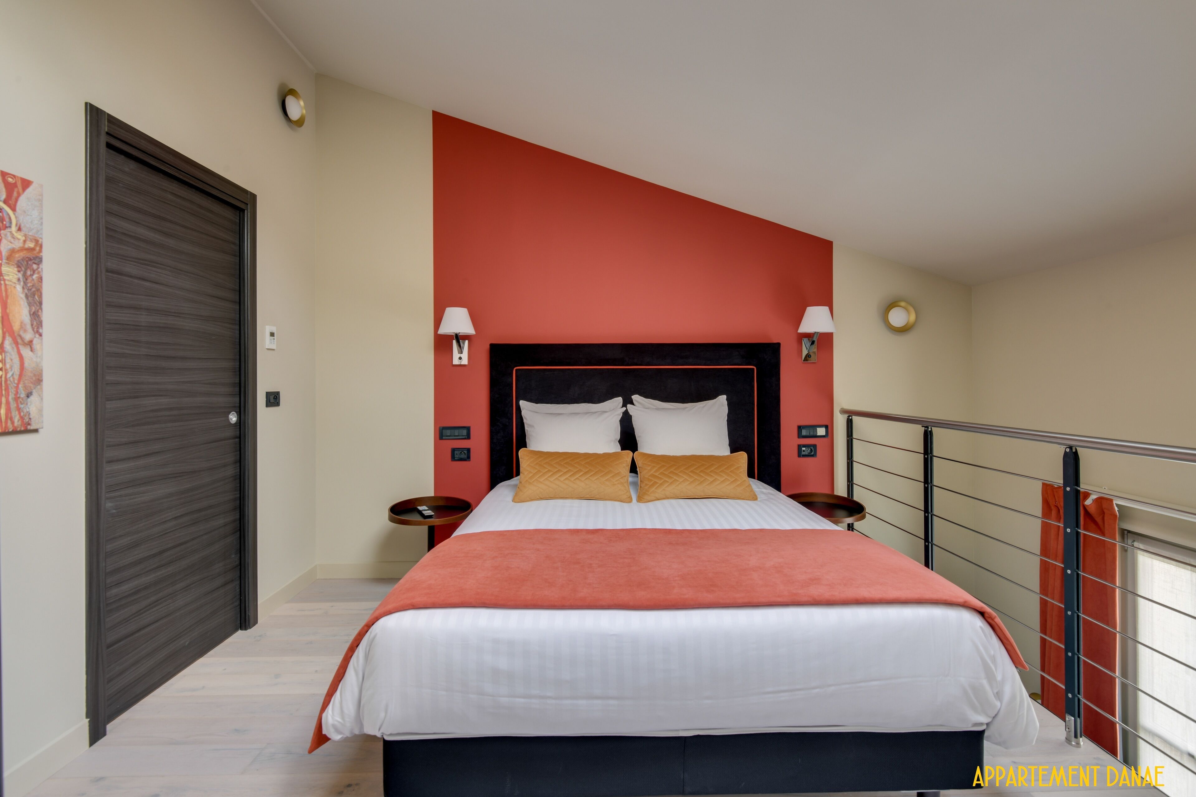 Un dormitorio con cama, dos mesitas de noche, cabecero y ventana con vistas.