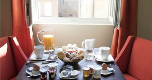 Desayuno continental diario (EUR 10 por persona)
