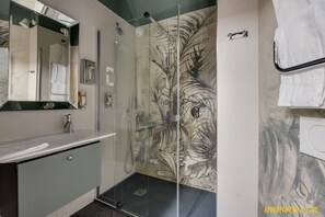 Appartement 7 - FLORE | Salle de bain | Douche, sèche-cheveux, serviettes fournies