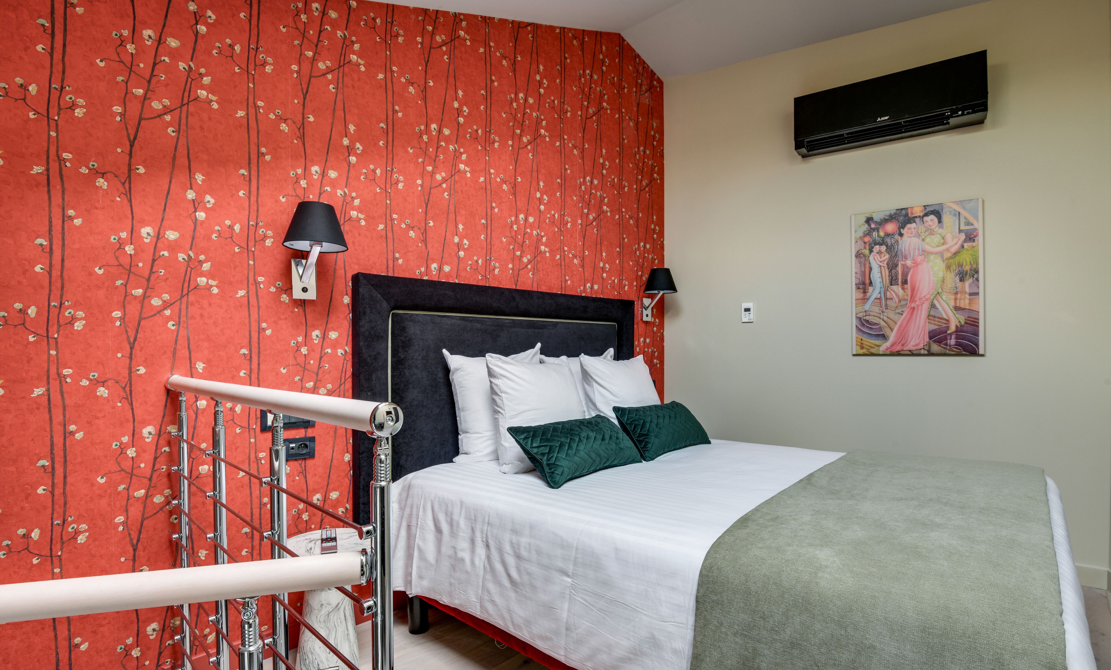 Un dormitorio con cama, mesita de noche, aire acondicionado instalado en la pared y un cuadro.