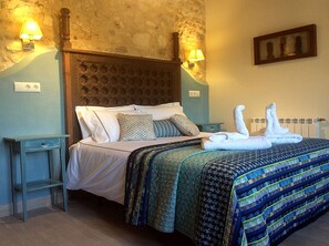 Deluxe Double Room, 1 Queen Bed, Non Smoking, Balcony | 1 bedroom, Egyptian cotton sheets, premium bedding - Los Cuatro Vientos B&B (Jumilla)