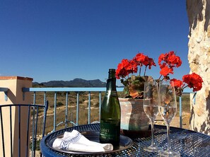 Kahden hengen deluxe-huone, 1 keskisuuri parisänky, tupakointi kielletty, parveke | Parveke