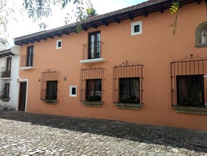 Vista frontal de la propiedad