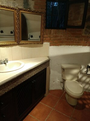Bathroom - MonteCarlo Boutique Hotel (Antigua Guatemala)