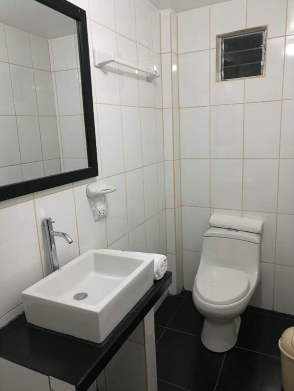 Shower, free toiletries, towels - Mapigarden b&b (Machu Picchu)