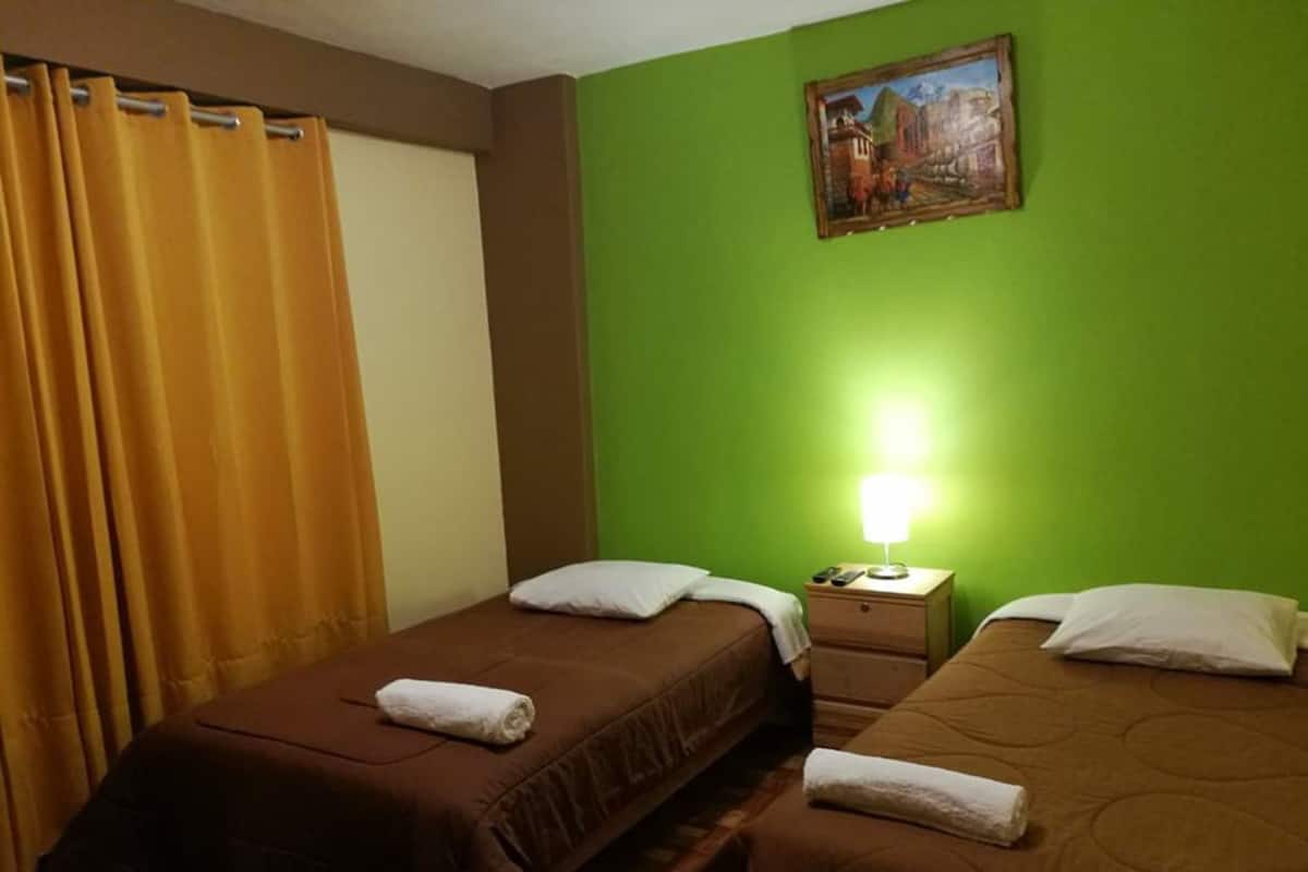 Quarto família, várias camas | Wi-Fi de cortesia