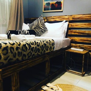 コンフォート ダブルルーム キングベッド 1 台 禁煙 ガーデンビュー | 遮光カーテン、防音設備、アイロン / アイロン台、WiFi (無料)