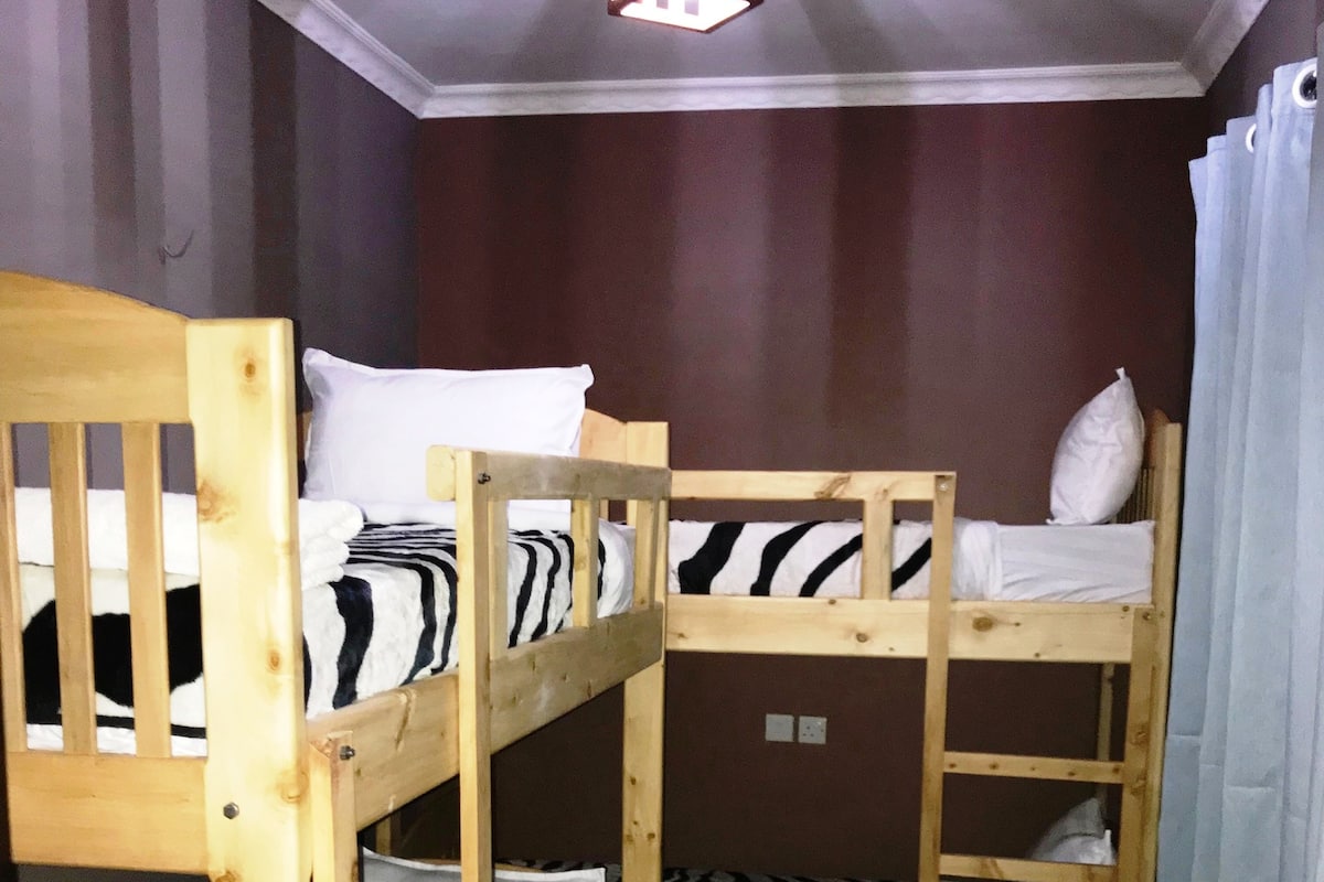 Shared Dormitory, Mixed Dorm, Non Smoking, Hill View | Langsir/tirai gelap terus, kalis bunyi, seterika/papan seterika