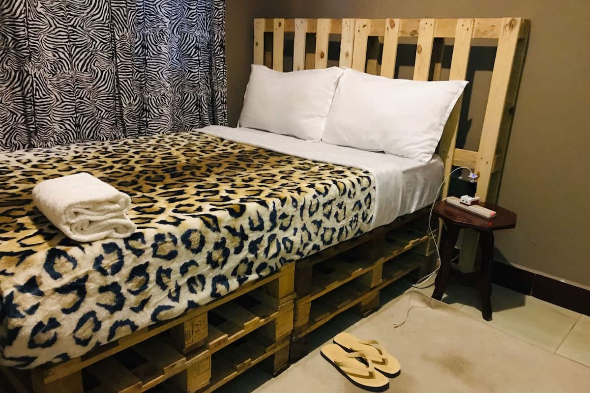 Comfort Double Room, 1 King Bed, Non Smoking, Garden View | Blackout drapes, soundproofing, iron/ironing board (on request)