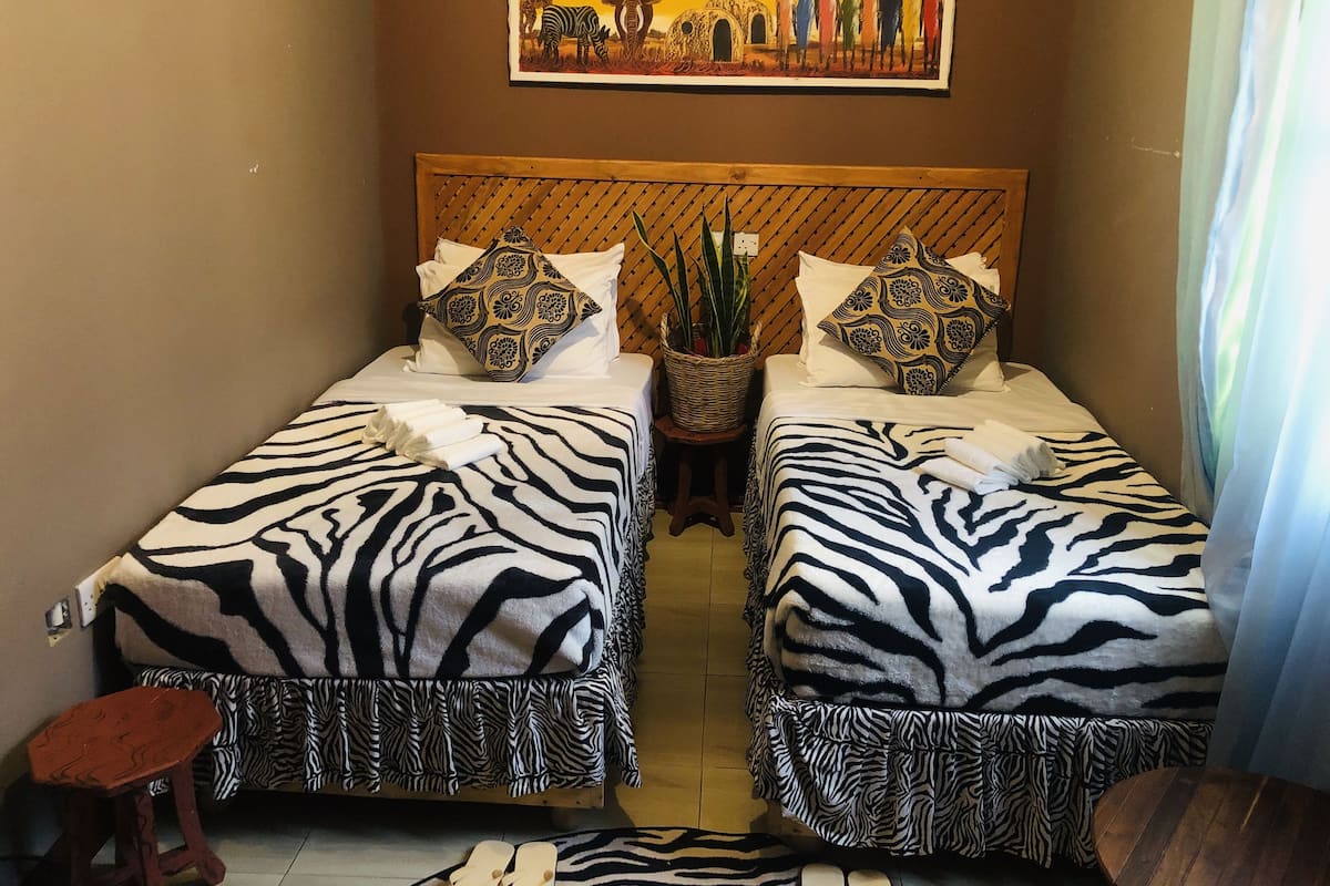 Deluxe Single Room, 1 Queen Bed, Non Smoking | Bathroom | Shower, rainfall showerhead, hair dryer, slippers