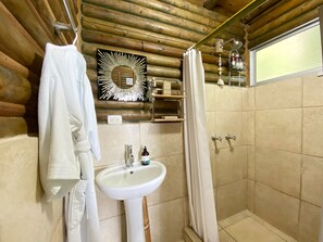 Suite, 2 habitaciones, vistas parciales al mar | Baño | Ducha, secador de pelo, albornoces y toallas
