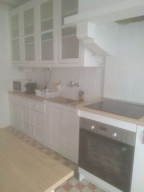 ซิตี้อพาร์ทเมนท์, 2 ห้องนอน, ห้องครัว | ครัวส่วนกลาง | ตู้เย็น, ไมโครเวฟ, เตาอบ, เตาประกอบอาหาร