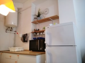 Estúdio conforto, 1 quarto, para não fumantes, no piso térreo | Cozinha americana privada | Geladeira, micro-ondas, fogão, cooktop