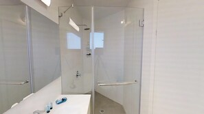Appartement Luxe, 4 chambres, balcon, vue jardin | Douche de la salle de bain