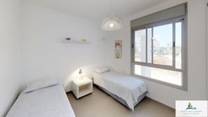 Appartement luxueux, 4 chambres, balcon, côté jardin | 4 chambres, décor unique, ameublement unique, bureau