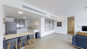 Appartement luxueux, 4 chambres, balcon, vue sur le jardin | Cuisine privée | Cafétière à espresso, cafetière-théière