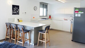 Appartement luxueux, 4 chambres, balcon, côté jardin | Cuisine privée | Cafétière à espresso, cafetière-théière