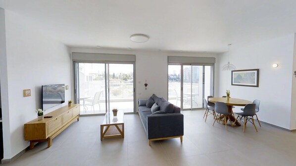 Luxury-Apartment, 4 Schlafzimmer, Balkon, Gartenblick | Wohnbereich | 48-Zoll-Flachbildfernseher mit Kabelempfang, Fernseher