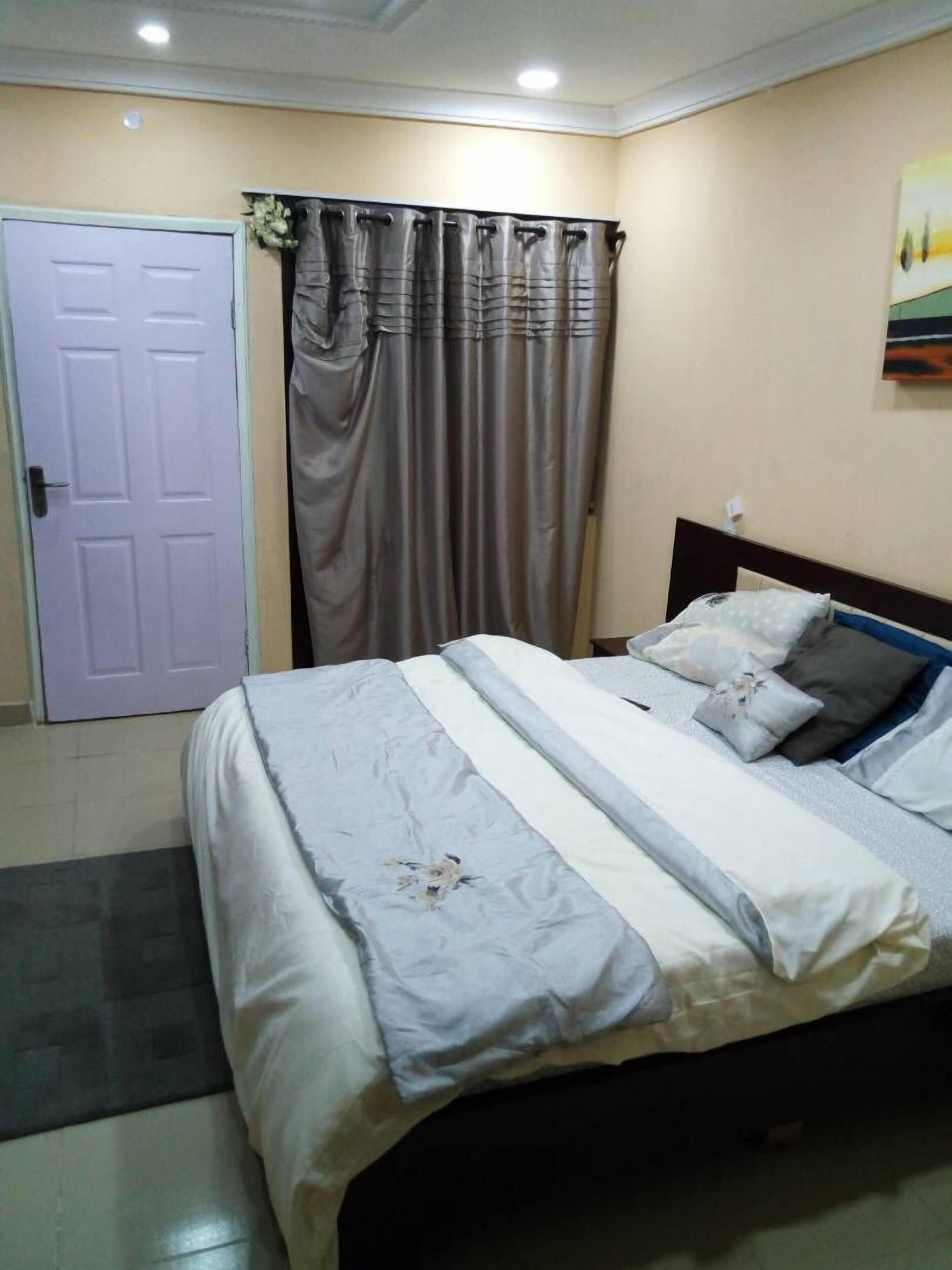 Premium bedding, desk