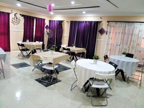 Breakfast, lunch, dinner served; local and international cuisine  - DABOTOV Hotel and Suites (Ilorin)