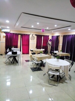 Café da manhã, almoço e jantar; local e internacional