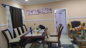 Executive Suite, 1 King Bed | In-room dining