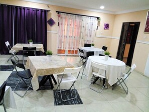Breakfast, lunch, dinner served; local and international cuisine  - DABOTOV Hotel and Suites (Ilorin)