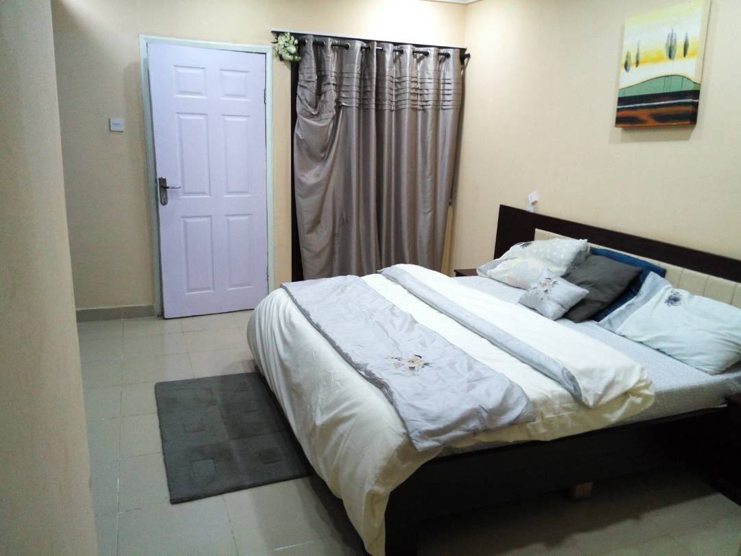 Premium bedding, desk