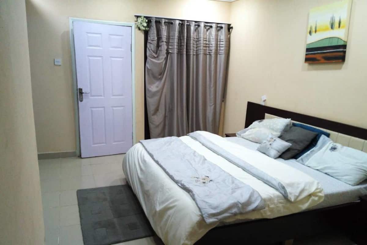 Premium bedding, desk