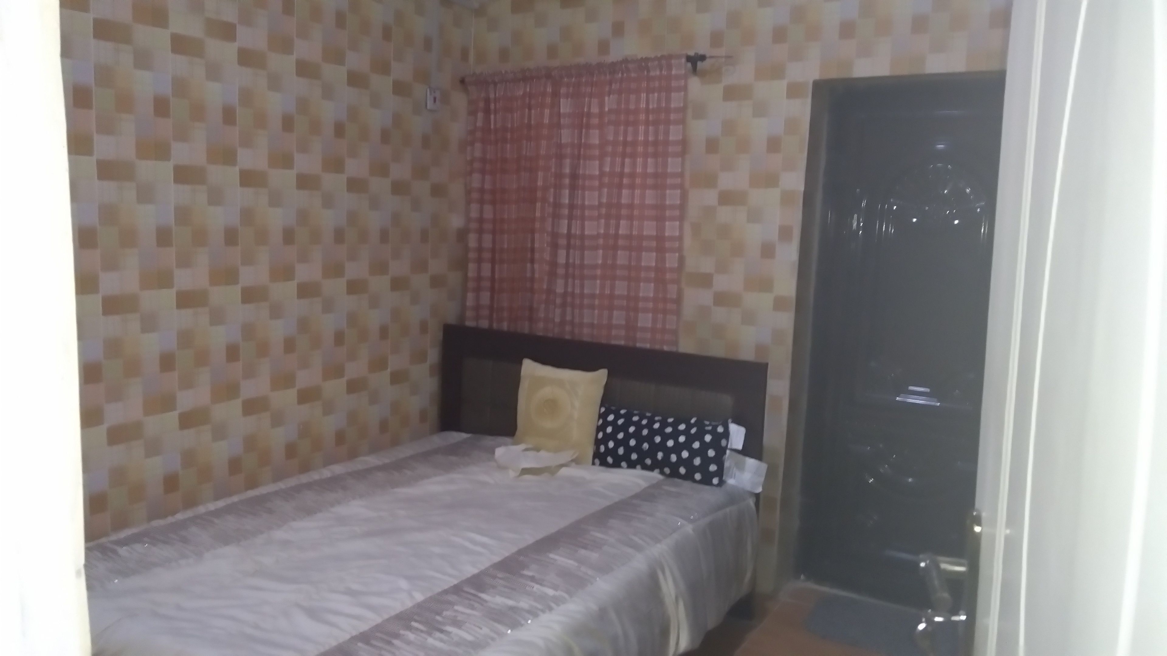 Premium bedding, desk