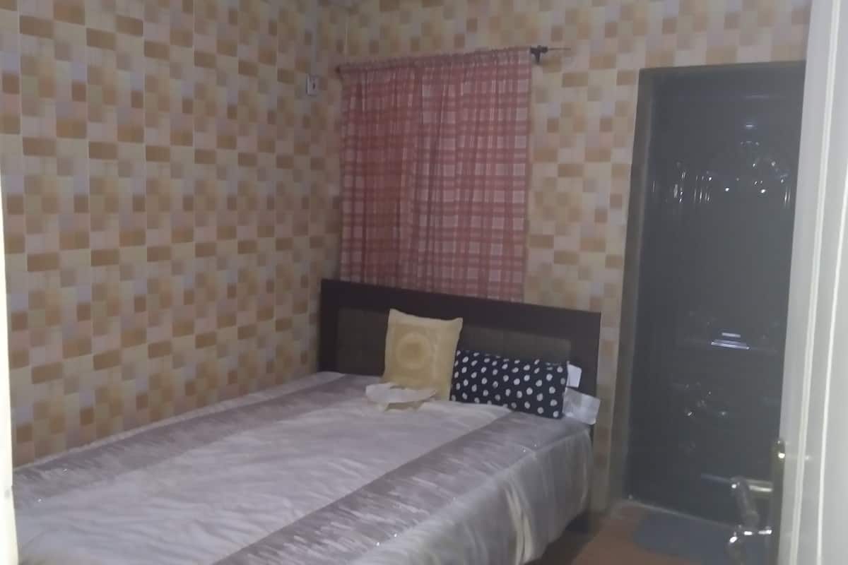 Premium bedding, desk
